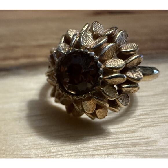 Vintage Avon 70's Gold Tone Sunflower Ring W Brown Faceted Center Stone Size 6 - Picture 1 of 9